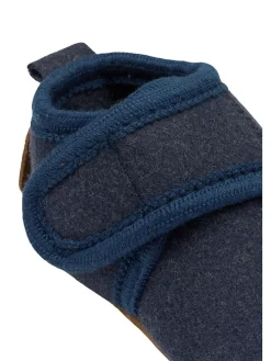 Buty w kolorze granatowym do nauki chodzenia
