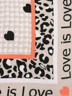 Chusta trójkątna "Love is Love" w kolorze beżowym - 200 x 130 cm