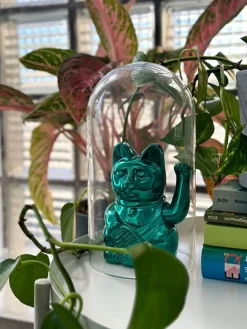 Figurka dekoracyjna "Lucky Cat Cosmic" w kolorze zielonym - 10,5 x 15 x 8,5 cm