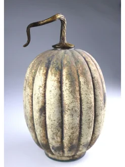 Figurka dekoracyjna w kolorze złotym - wys. 28 x Ø 16 cm