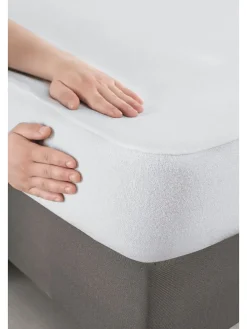 Ochraniacz w kolorze białym na materac