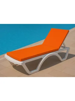 Poduszka w kolorze pomarańczowym na leżak