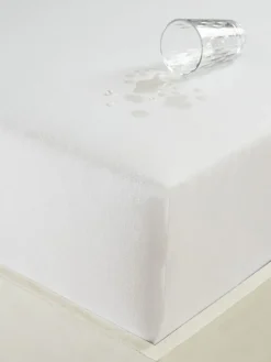 Prześcieradło w kolorze białym na gumce