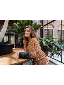 Skórzana torebka "Porto" w kolorze czarnym - 19 x 11,5 x 5 cm