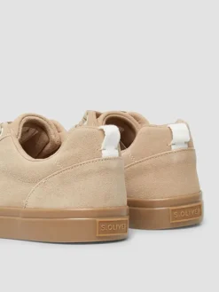 Skórzane sneakersy w kolorze beżowym