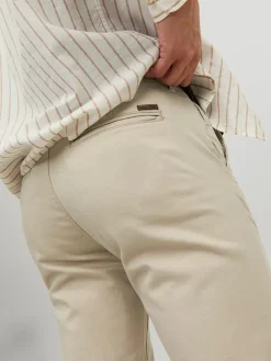 Spodnie chino w kolorze beżowym