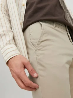 Spodnie chino w kolorze beżowym