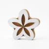 Stempel "Flower" w kolorze jasnobrązowo-białym - 9 x 9 cm