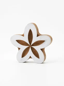 Stempel "Flower" w kolorze jasnobrązowo-białym - 9 x 9 cm