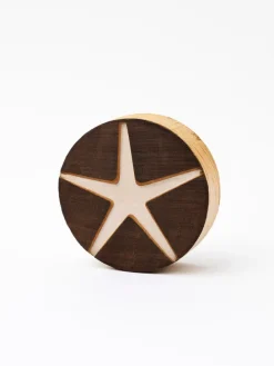 Stemple (2 szt.) "Sea Star" w kolorze jasnobrązowo-białym - 4 x 4 cm