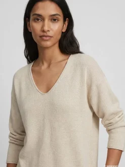 Sweter w kolorze beżowym