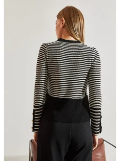Sweter w kolorze czarno-kremowym