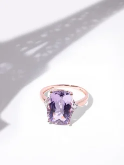 Złoty pierścionek "Pink Hill" z diamentami